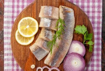 Как одним движением почистить селедку от костей: лайфхак на миллион (видео)