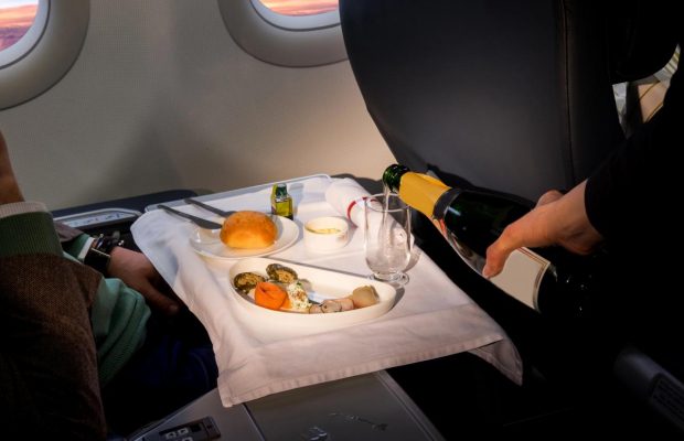 Чому краще уникати їжі на борту літака: стюардеса розкрила головні причини