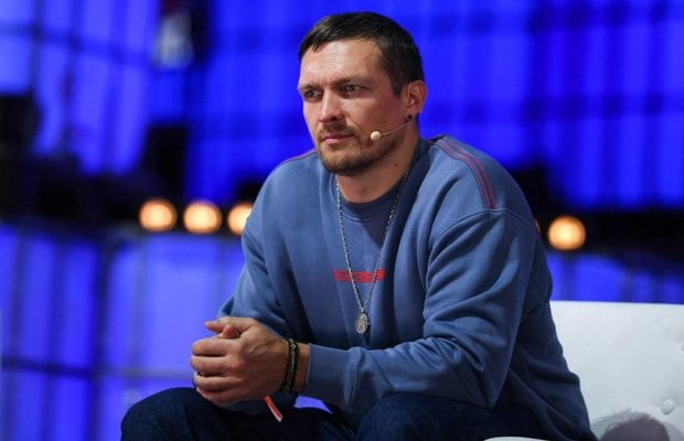 Жена Усика показала трогательное видео боксера с дочками