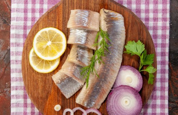 Как одним движением почистить селедку от костей: лайфхак на миллион (видео)