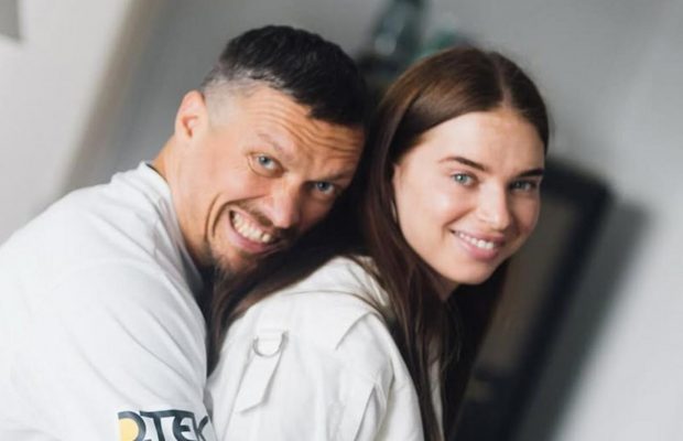 Усик із дружиною влаштували романтичний фотосет на узбережжі Іспанії: мережа в захваті