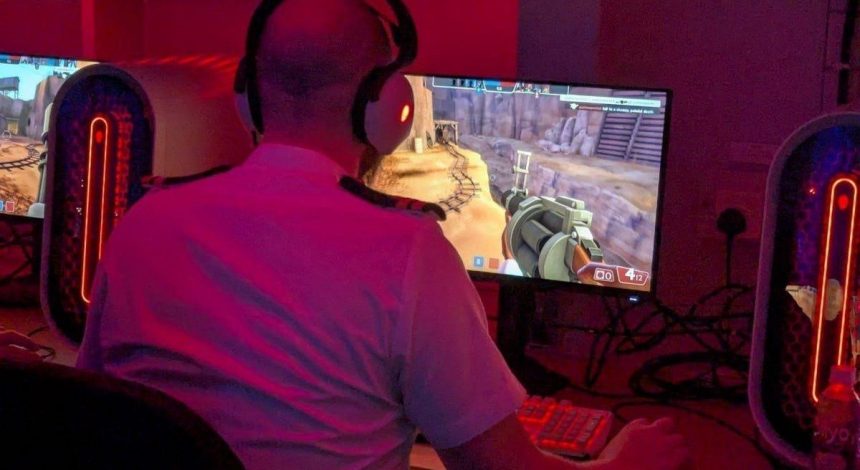 На новітньому британському авіаносці встановили комп'ютерний клуб із ПК на RTX 4080