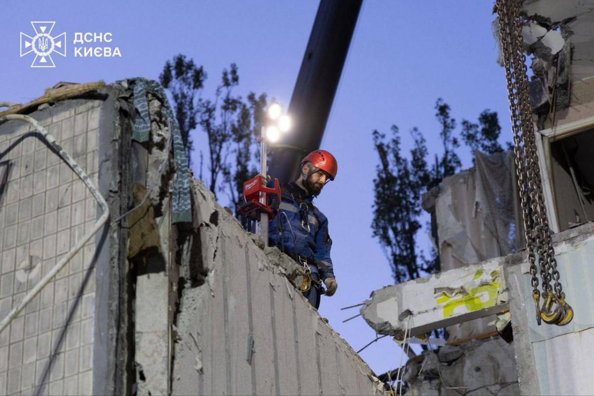В Києві продовжують шукати жертв російського удару по багатоповерхівці / фото ДСНС В Києві продовжують шукати жертв російського удару по багатоповерхівці / фото ДСНС