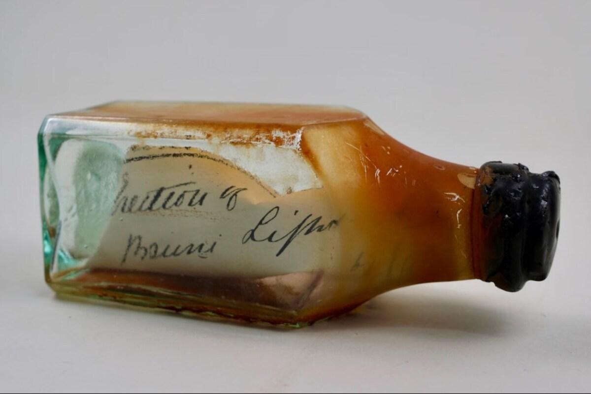 Бутылка пролежала в стене более 120 лет / фото Bernie/Tasmania Museum and Art Gallery Бутылка пролежала в стене более 120 лет / фото Bernie/Tasmania Museum and Art Gallery