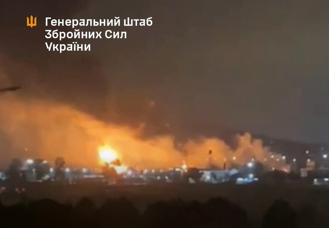 На території об’єкту здійнялася сильна пожежа / фото Генштаб На території об’єкту здійнялася сильна пожежа / фото Генштаб