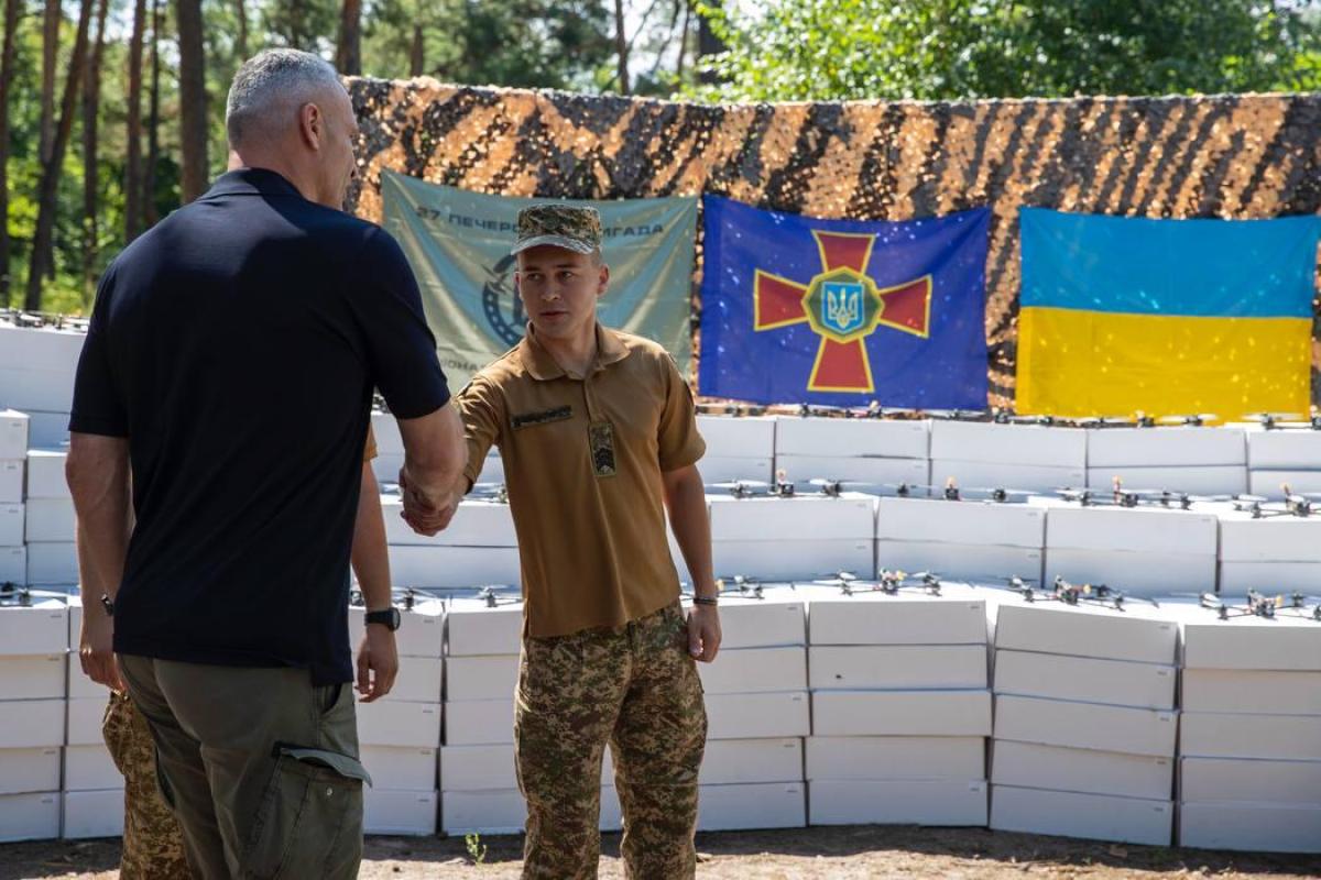 Дві бригади НГУ отримали від столичної громади 2300 FPV-дронів, - Кличко Дві бригади НГУ отримали від столичної громади 2300 FPV-дронів, - Кличко