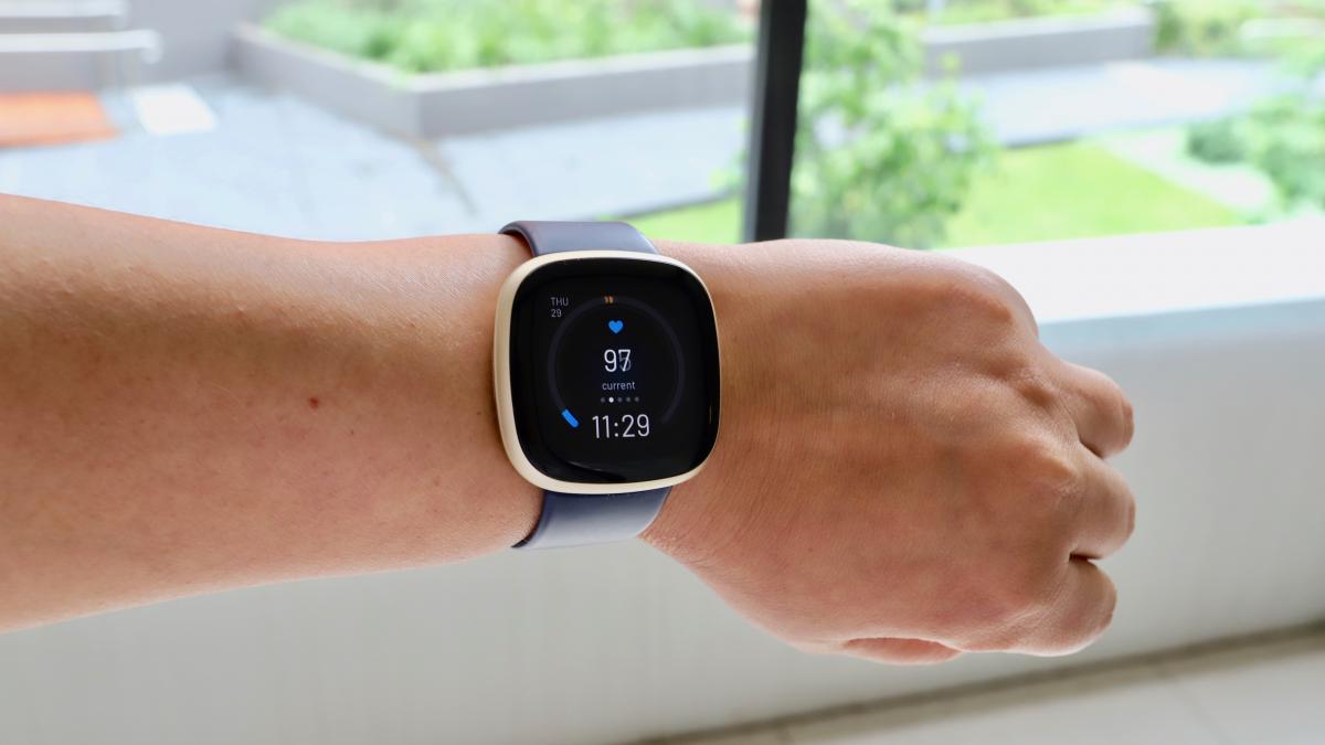 Fitbit Versa 3 / фото TechRadar Fitbit Versa 3 / фото TechRadar