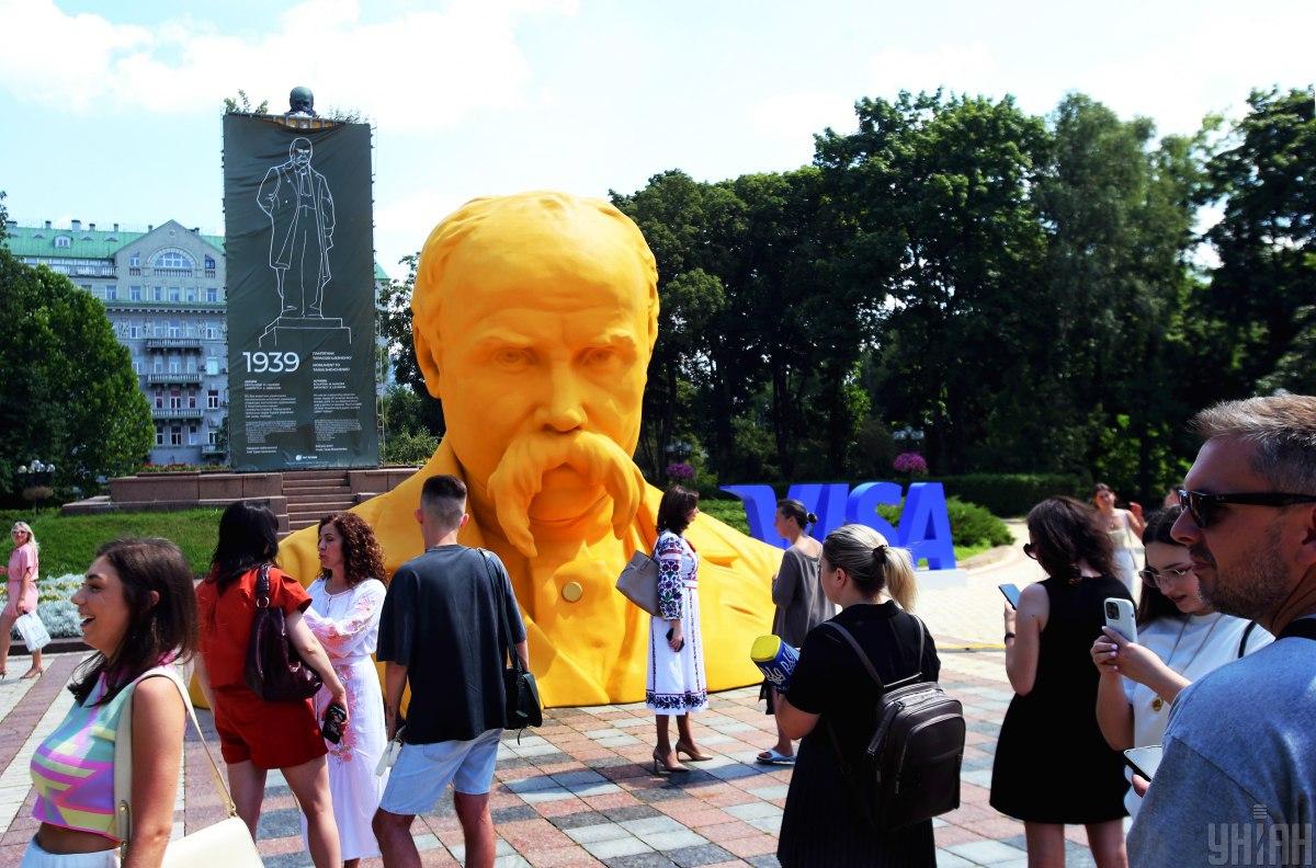 Інсталяція "Світ очима Шевченка" у Києві / фото УНІАН, Олександр Синиця Інсталяція "Світ очима Шевченка" у Києві / фото УНІАН, Олександр Синиця