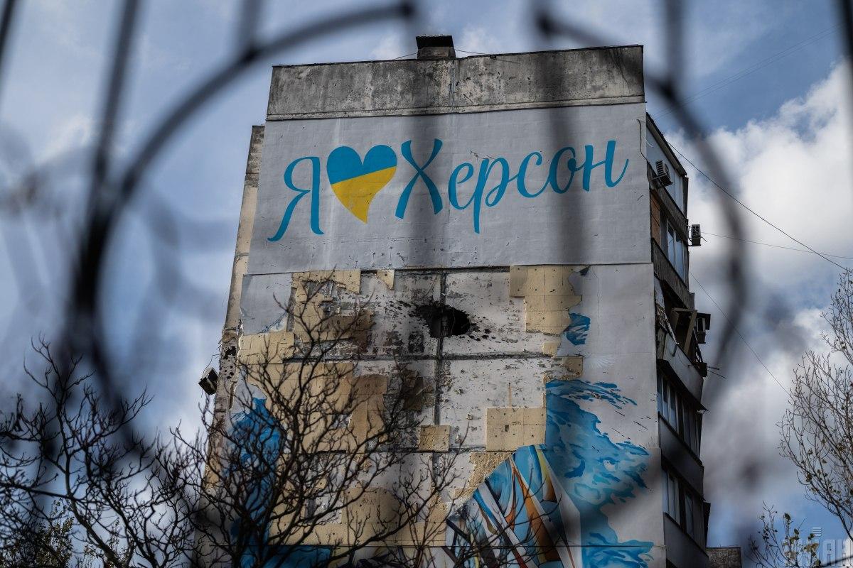 В то же время мирные жители Херсона и области постоянно становятся жертвами ударов российских дронов / фото УНИАН В то же время мирные жители Херсона и области постоянно становятся жертвами ударов российских дронов / фото УНИАН