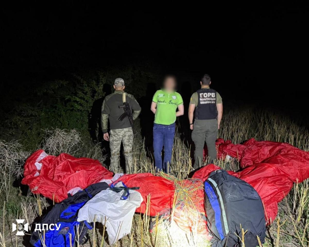 Пограничники задержали "пилота"-нарушителя / ГПСУ Пограничники задержали "пилота"-нарушителя / ГПСУ