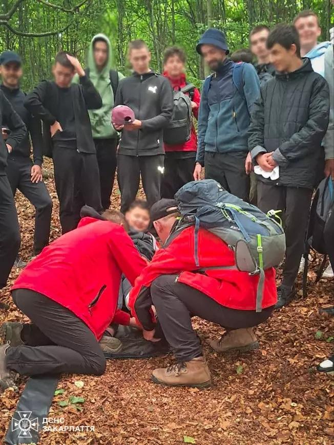 Викликів у рятувальників в горах значно побільшало / фото ГУ ДСНС у Закарпатській області Викликів у рятувальників в горах значно побільшало / фото ГУ ДСНС у Закарпатській області