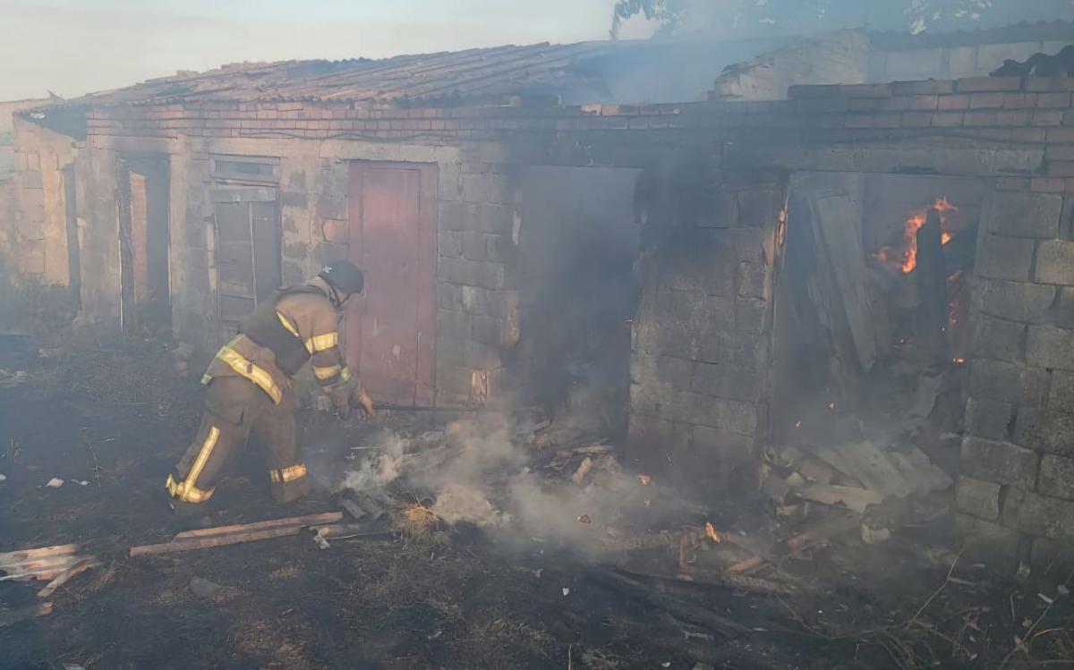 Рятувальник ліквідовує наслідки атаки на Нікопольщині / фото t.me/dnipropetrovskaODA Рятувальник ліквідовує наслідки атаки на Нікопольщині / фото t.me/dnipropetrovskaODA
