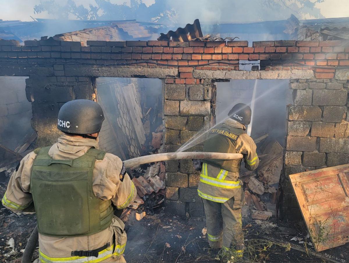 Рятувальники на місці ворожого обстрілу в Дніпропетровській області / фото t.me/dnipropetrovskaODA Рятувальники на місці ворожого обстрілу в Дніпропетровській області / фото t.me/dnipropetrovskaODA