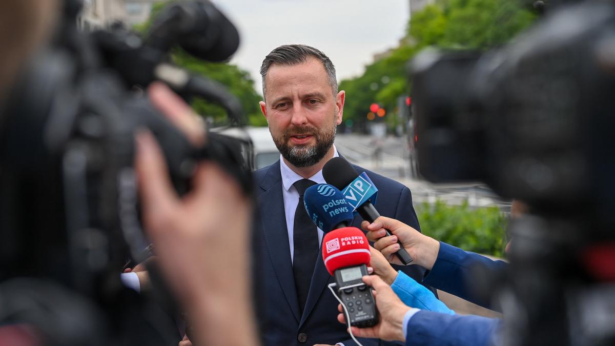 Повітряний простір Польщі порушили більше десяти обʼєктів, - міністр оборони країни Повітряний простір Польщі порушили більше десяти обʼєктів, - міністр оборони країни