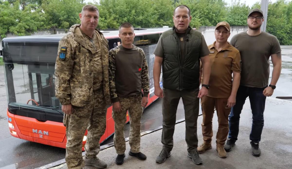 Бійці 72 бригади отримали автобус від 'Української команди', - Артур Палатний Бійці 72 бригади отримали автобус від 'Української команди', - Артур Палатний