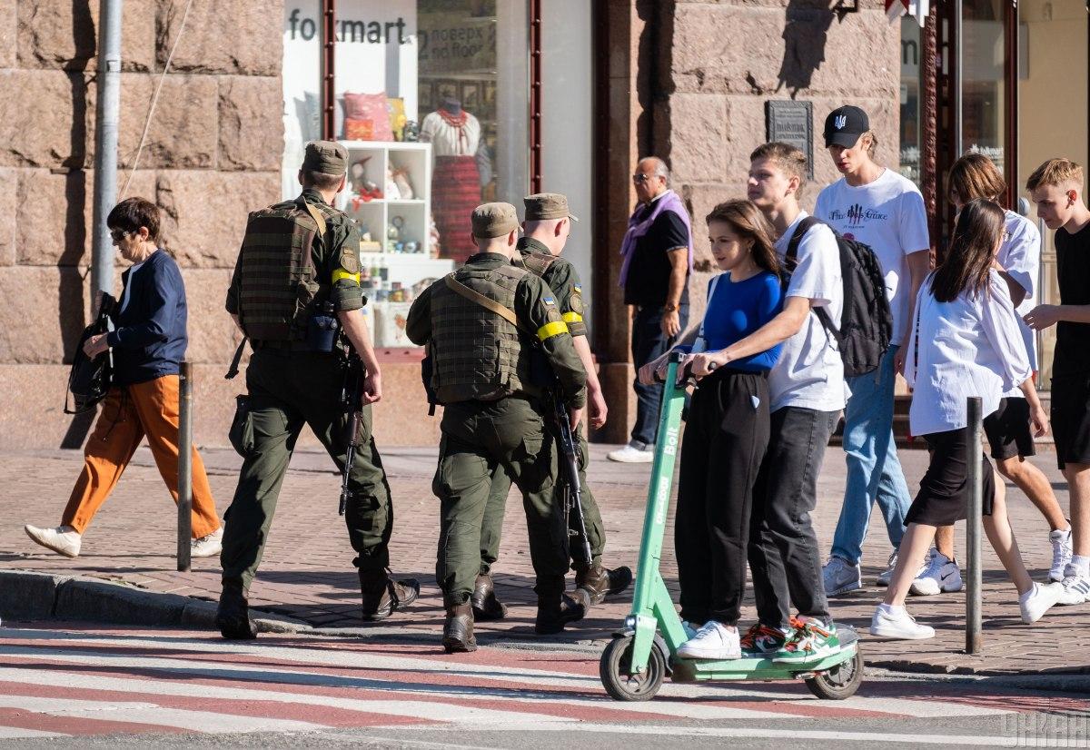 Виїзд молодих українців за кордон можуть спростити / фото УНІАН Виїзд молодих українців за кордон можуть спростити / фото УНІАН