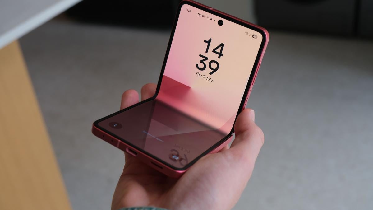 Samsung Galaxy Flip 7 назвали найкращим складним смартфоном для більшості / фото TechRadar Samsung Galaxy Flip 7 назвали найкращим складним смартфоном для більшості / фото TechRadar