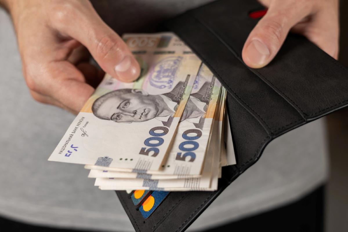 В Україні почали виплачувати 1500 гривень допомоги: як отримати гроші В Україні почали виплачувати 1500 гривень допомоги: як отримати гроші