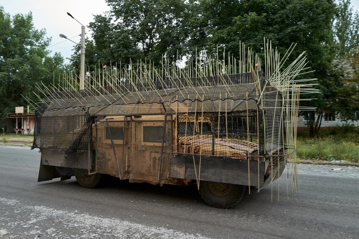 Украинский Humvee с импровизированной защитой в Константиновке / фото - Getty Images Украинский Humvee с импровизированной защитой в Константиновке / фото - Getty Images