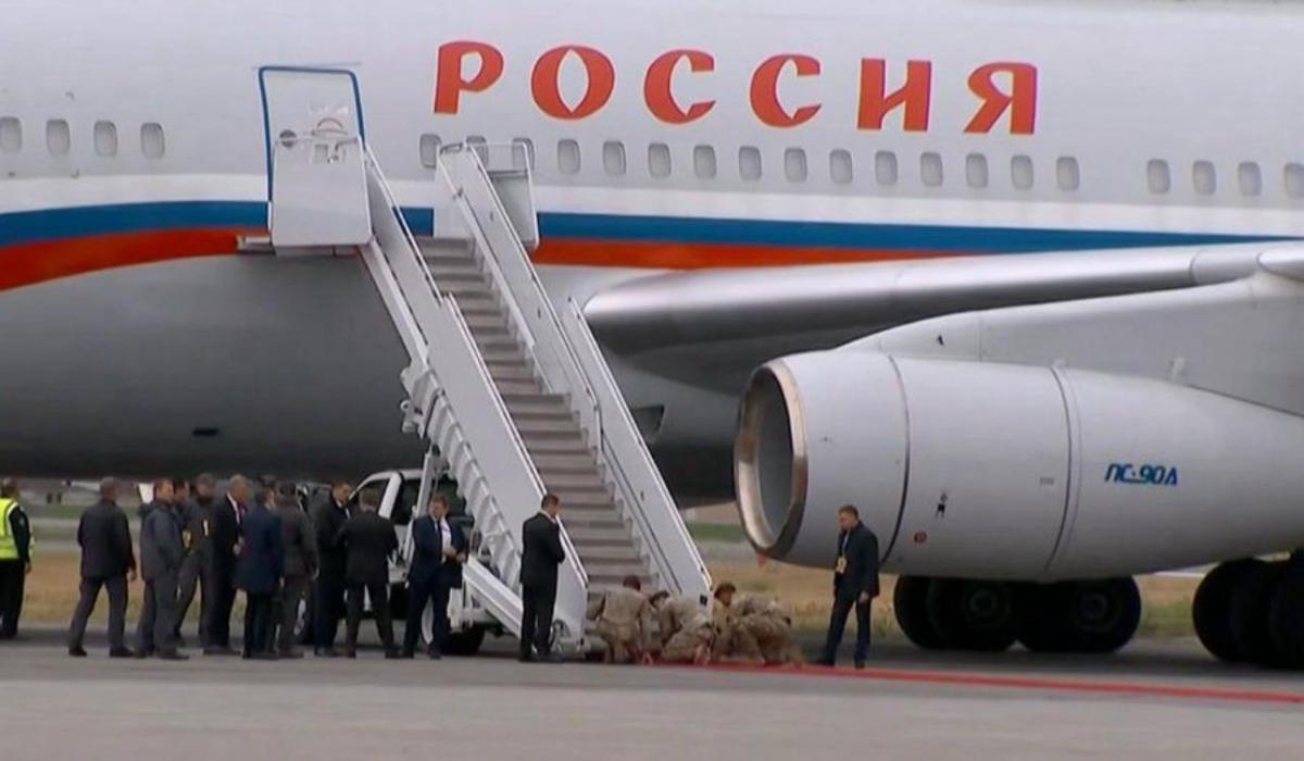 Американские военные стелили ковер перед Путиным / фото @mobbs_mentality Американские военные стелили ковер перед Путиным / фото @mobbs_mentality