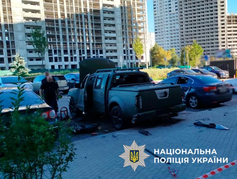 Наразі невідомо, хто міг підірвати авто / фото Нацполіція України Наразі невідомо, хто міг підірвати авто / фото Нацполіція України
