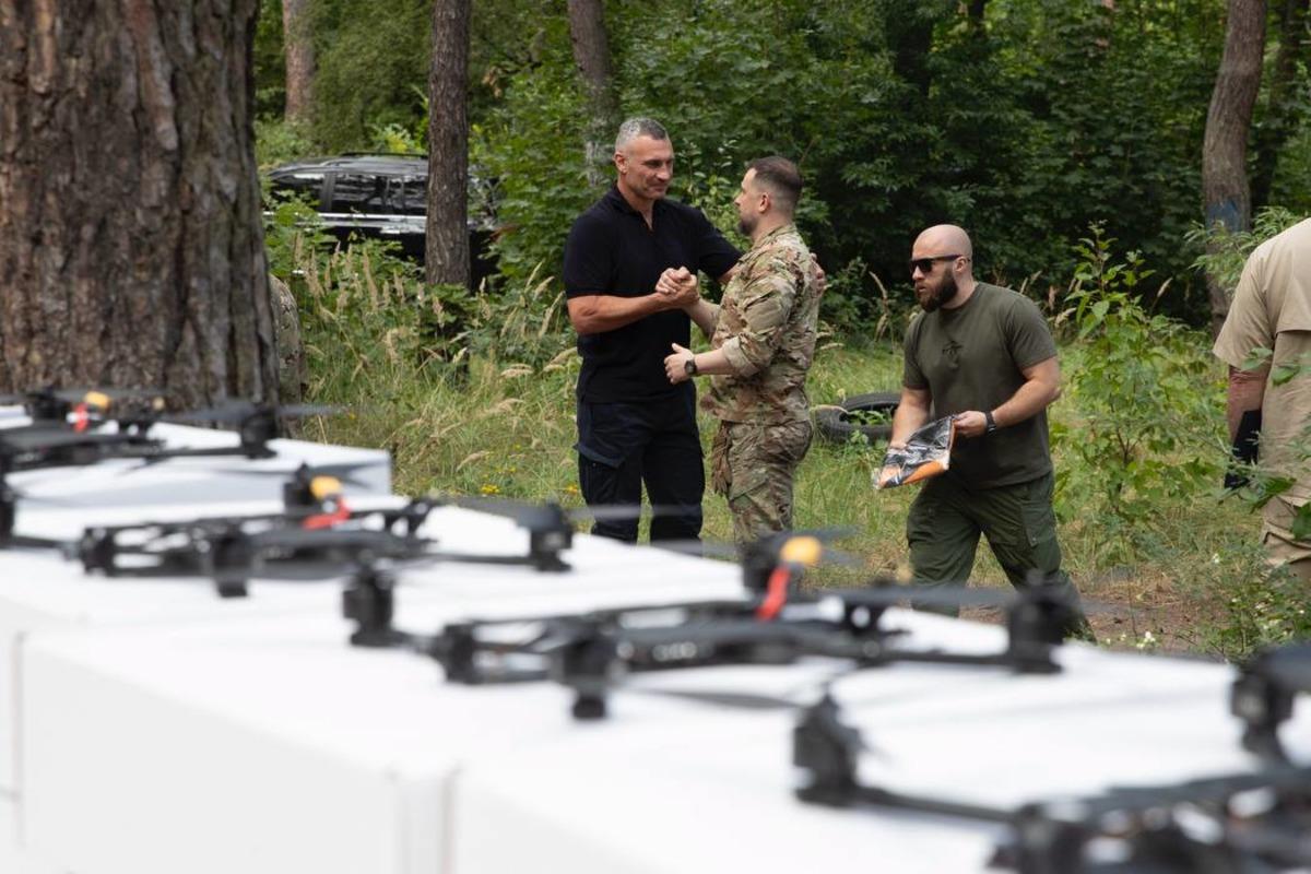 Мер передав Збройним Силам України нову партію допомоги від київської громади / Фото Віталій Кличко Мер передав Збройним Силам України нову партію допомоги від київської громади / Фото Віталій Кличко