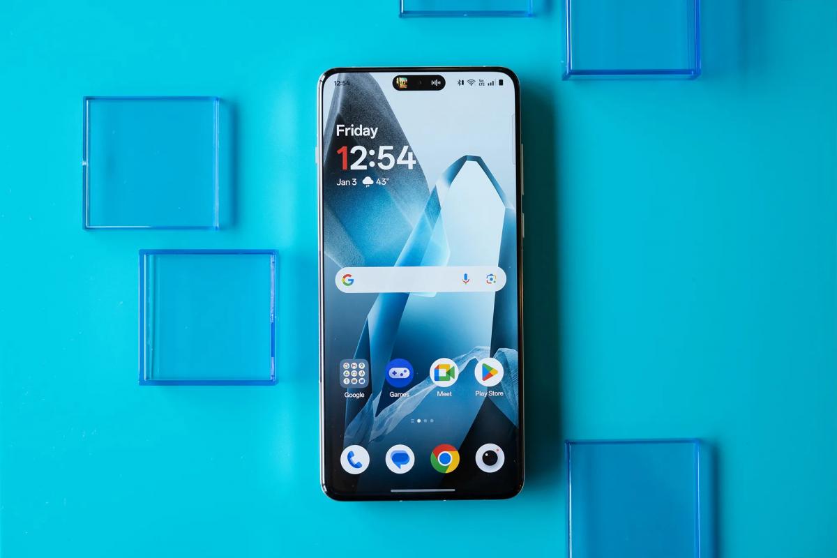OnePlus 15 отримає 165-герцевий екран і акумулятор на 7000 мАг / фото The Verge OnePlus 15 отримає 165-герцевий екран і акумулятор на 7000 мАг / фото The Verge