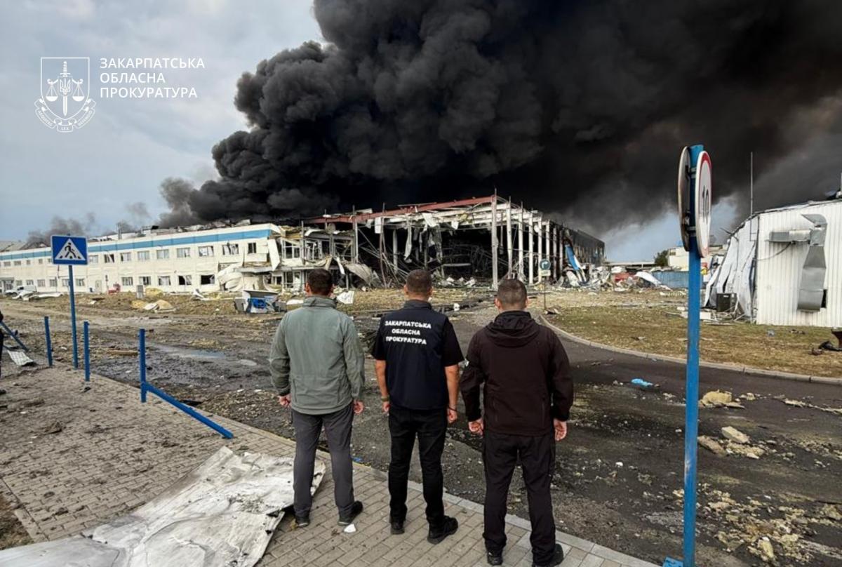 Правоохоронці на місці удару в Мукачеві / фото Закарпатська обласна прокуратура Правоохоронці на місці удару в Мукачеві / фото Закарпатська обласна прокуратура