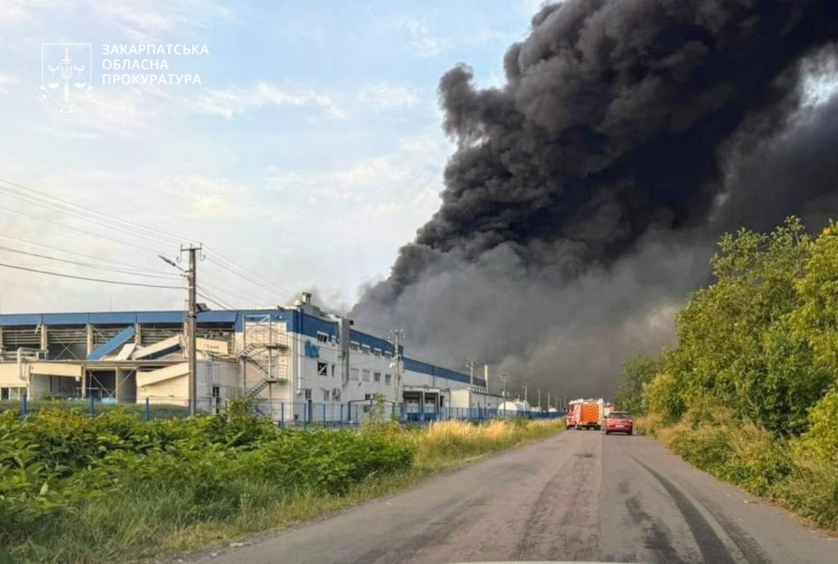 Пожежа на місці російської атаки / фото Закарпатська обласна прокуратура Пожежа на місці російської атаки / фото Закарпатська обласна прокуратура