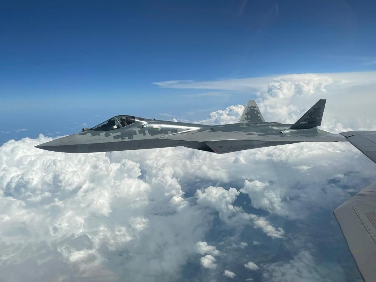 Появились фото первых строевых истребителей Су-57