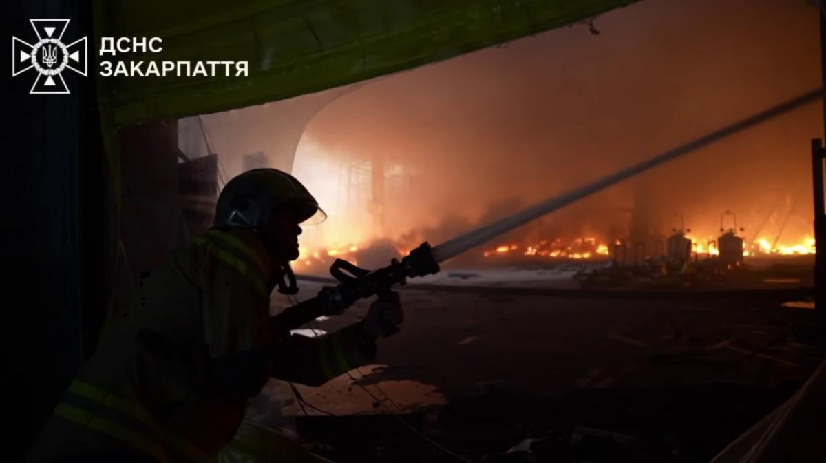 Пожежу продовжують гасити/ скріншот Пожежу продовжують гасити/ скріншот
