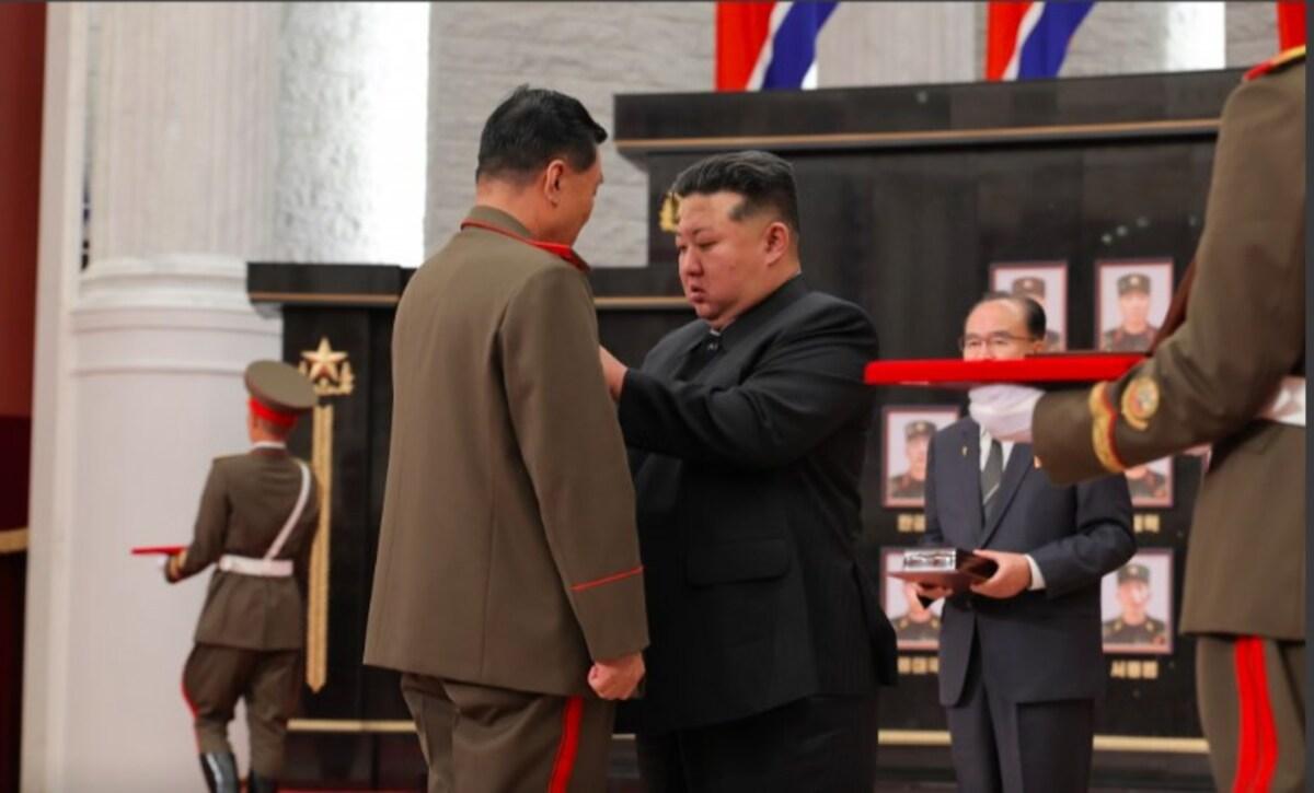 Кім Чен Ин нагородив солдатів за війну в Україні/ фото KCNA