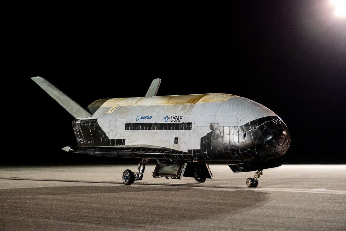 восьма місія загадкового орбітального літака X-37B Космічних сил СШАфото - Вікіпедія восьма місія загадкового орбітального літака X-37B Космічних сил СШАфото - Вікіпедія