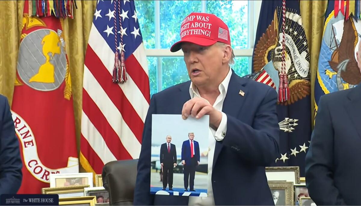 Trump showed a photo with Putin taken on Alaska / Photo: Screenshot with Video Trump showed a photo with Putin taken on Alaska / Photo: Screenshot with Video