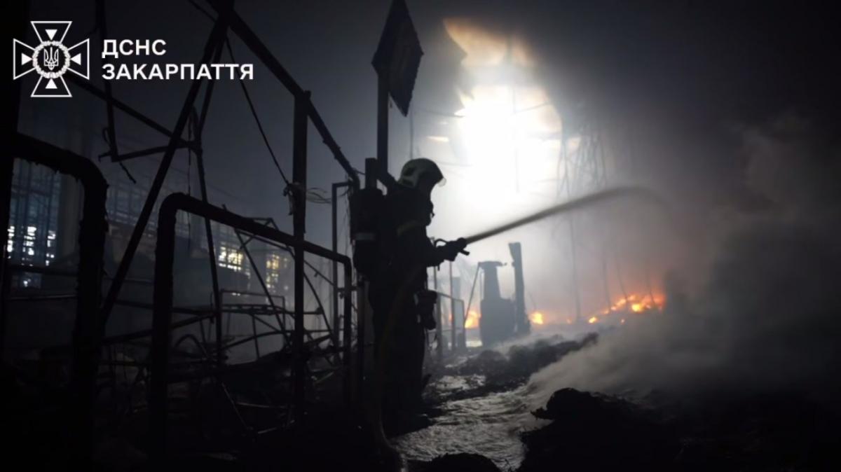 Пожар в результате российского удара тушили три дня/ фото ГСЧС Пожар в результате российского удара тушили три дня/ фото ГСЧС