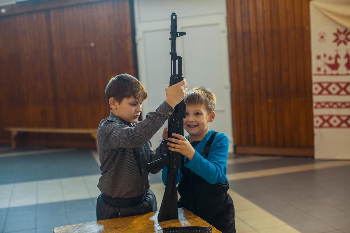 Росіяни вчать дітей 8-річного віку кидати гранати, - репортаж Reuters зі спецтабору Росіяни вчать дітей 8-річного віку кидати гранати, - репортаж Reuters зі спецтабору