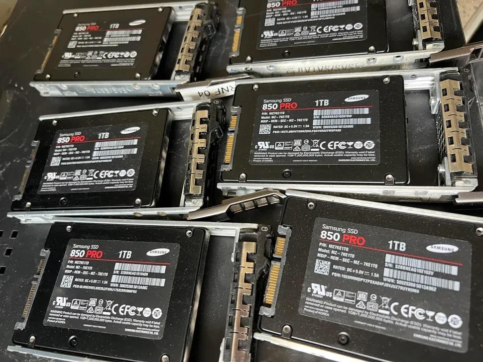 Пользователь Reddit нашёл 6 SSD на свалке / Фото - Reddit Пользователь Reddit нашёл 6 SSD на свалке / Фото - Reddit