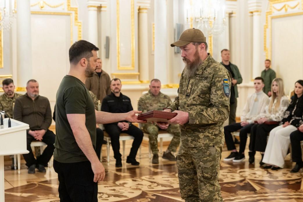 Зеленский, который ранее награждал Роберта Бровди, отреагировал на заявление венгров запретить командиру ВСУ въезд в Венгрию / фото Офис президента Украины Зеленский, который ранее награждал Роберта Бровди, отреагировал на заявление венгров запретить командиру ВСУ въезд в Венгрию / фото Офис президента Украины