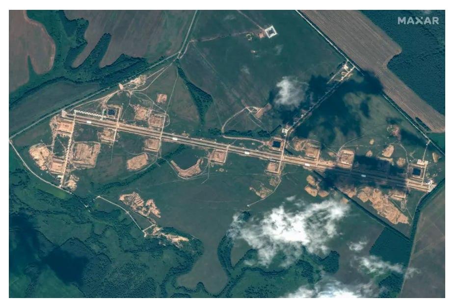 На цьому знімку, опублікованому 14 серпня 2025 року, видно безпілотники Shahed, розміщені перед бункером, де вони зберігаються на російській базі Цимбулова./ Фото: супутниковий знімок MaxarTechnologies2025 На цьому знімку, опублікованому 14 серпня 2025 року, видно безпілотники Shahed, розміщені перед бункером, де вони зберігаються на російській базі Цимбулова./ Фото: супутниковий знімок MaxarTechnologies2025