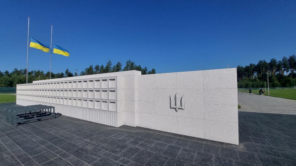 Торжественно похоронили неизвестных солдат в присутствии президента Украины и других высокопоставленных чиновников. Торжественно похоронили неизвестных солдат в присутствии президента Украины и других высокопоставленных чиновников.