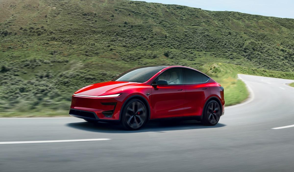 Новинка оснащена двома електромоторами / фото - Tesla Новинка оснащена двома електромоторами / фото - Tesla