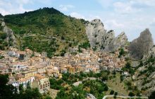Полный пещерных жилищам и горных деревень: эксперт рассказала о захватывающем дух регионе в Италии