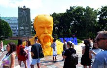 У центрі Києва з'явився 5-метровий Тарас Шевченко (фоторепортаж)