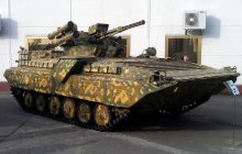 Рідкісна українська БМП засвітилася на одному параді з російською бронетехнікою