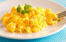 Яєчня-бовтанка стане смачнішою з несподіваним інгредієнтом: забудьте про молоко та олію