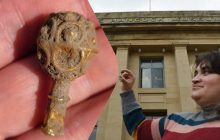 В Англии студентка нашла редкую золотую булавку 9 века: кому она принадлежала