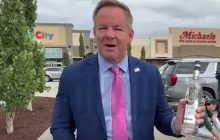 Журналісту, який дорікнув Зеленському за костюм, подарували контрафактну горілку (відео)