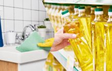 Чому досвідчені господині протирають унітаз і раковину звичайною олією: відповідь може здивувати