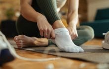 Як відіпрати запрані білі шкарпетки і чорну підошву: будуть як нові