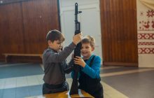 Росіяни вчать дітей 8-річного віку кидати гранати, - репортаж Reuters зі спецтабору